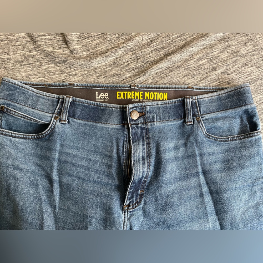 Lee Men’s Extreme Motion, Straight Fit, Tapered Leg, size 42 x 30 Jeans